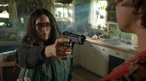 Кэрри-Энн Мосс выживает в постапокалиптичном триллере «Умри в одиночестве»