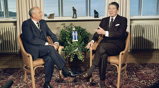 Сценарист «Смерти Сталина» поработает над сатирой «Tear Down This Wall» о встрече Горбачёва и Рейгана