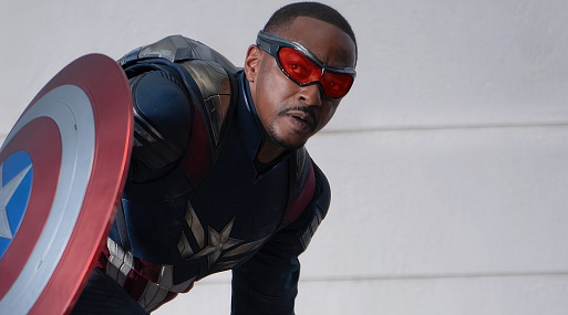 Энтони Маки облачается в костюм Капитана Америка на новом кадре