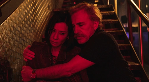 Кристоф Вальц и Люси Лью в трейлере боевика «Киллер в отставке»