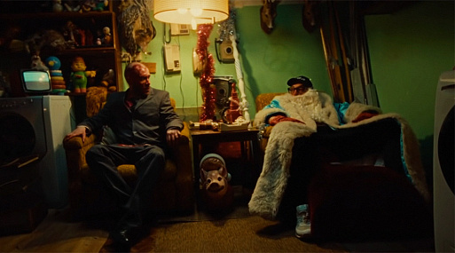 Хаски оживает на собственных поминках в клипе на трек из «Петровых в гриппе» Кирилла Серебренникова