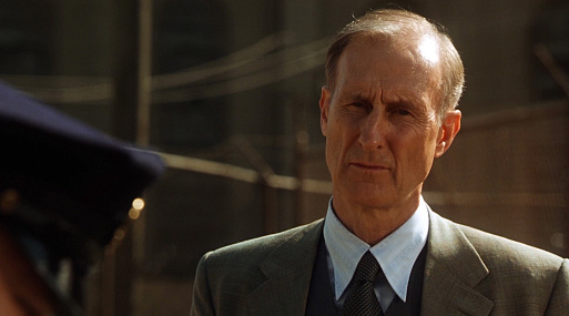 Актёр Джеймс Кромуэлл приклеил себя к прилавку в Starbucks