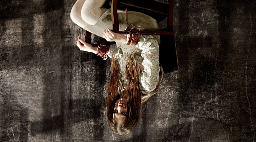 Ингрид Торелли на постере хоррора «Полночь с дьяволом»