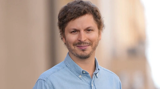 Майкл Сера присоединился к Глену Пауэллу в «Бегущем человеке»