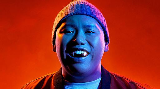 Джейкоб Баталон сталкивается с проблемами в трейлере «Вампира Реджинальд»