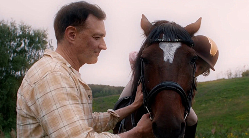 На съёмках российского фильма коня уронили на шею ради трюка