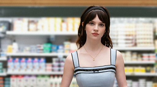 Рецензия на фильм «Компаньон»: сатирический слэшер про ИИ с Софи Тэтчер