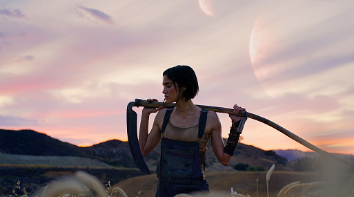 Появились новые кадры из «Мятежной Луны» с Софией Бутеллой и Чарли Ханнэмом