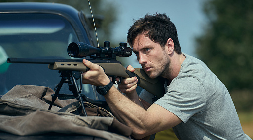 Аарон Тейлор-Джонсон и Тео Джеймс в трейлере боевика «Ограбить Лондон»