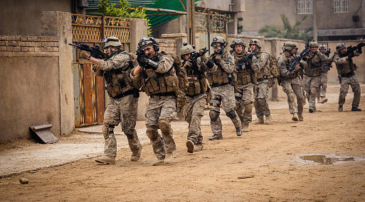 Суровые солдаты на персональных постерах фильма «Под огнем» Алекса Гарленда