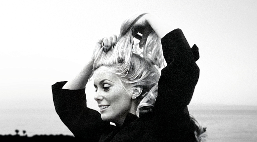 Катрин Денёв предстала на постере 76-го Каннского кинофестиваля