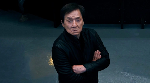 Джеки Чан в роли легендарного мастера слежки в отрывке боевика «Охота за тенью»