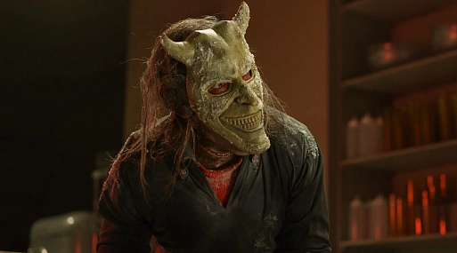 Итан Хоук возвращается к роли похитителя на свежем кадре «Чёрного телефона 2»