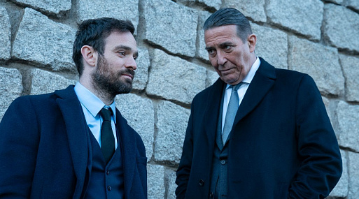 Чарли Кокс ввязывается в опасную политическую игру в трейлере «Госизмены»