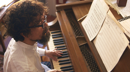 Питер Динклэйдж в роли гениального композитора — в трейлере «Она пришла ко мне»