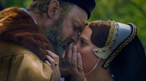 Джуд Лоу и Алисия Викандер предстали на кадре из исторической драмы «Зачинщица»