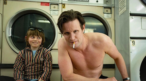 Бунтарь и отец: Мэтт Смит в трейлере экранизации романа «Смерть бабника»