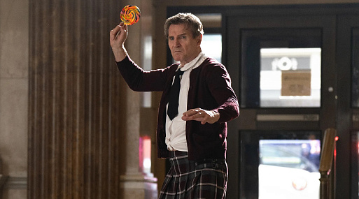 Лиам Нисон просит поддержать комедии в новом промо «Голого пистолета»