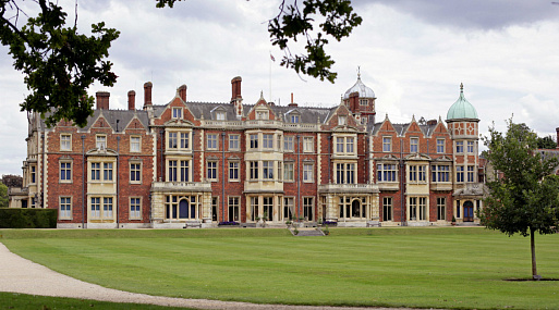 Кино по-королевски: Сандрингемский дворец Елизаветы II превратят в автокинотеатр