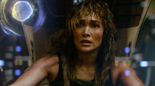 Дженнифер Лопес управляет мехом на кадре из боевика «Атлас»