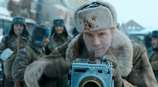 Тихон Жизневский снимает кино на фронте в трейлере «Первого Оскара»