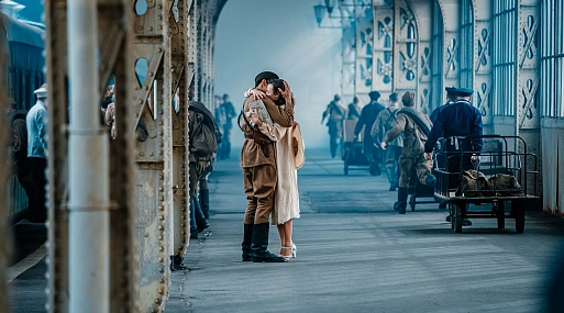 Смотрим музыкальный клип на песню из фильма «Любовь Советского Союза»