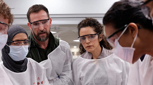 В «Больнице Питт» пополнение: новый доктор на первых кадрах из второго сезона сериала