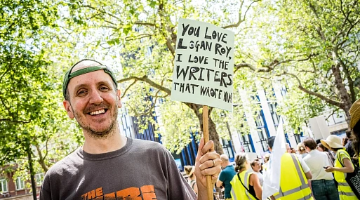 Автор «Переходного возраста» возглавил Гильдию сценаристов Британии