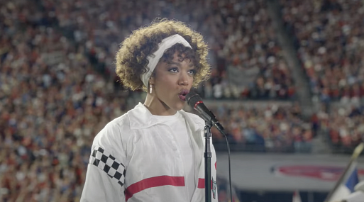 Наоми Аки заводит стадион в отрывке байопика про Уитни Хьюстон