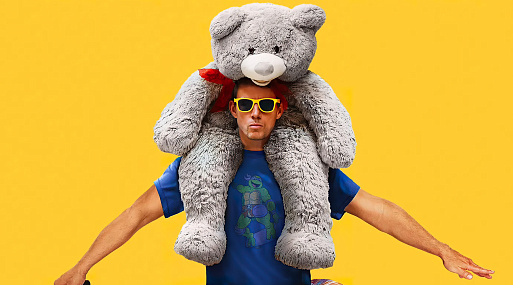 Ченнинг Татум в стильной футболке и с плюшевым мишкой — первый постер комедии «Грабитель с крыши»