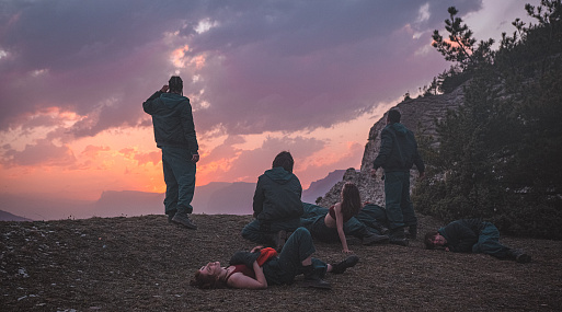 Трудные подростки ввязываются в большие проблемы в трейлере сериала «Стая»