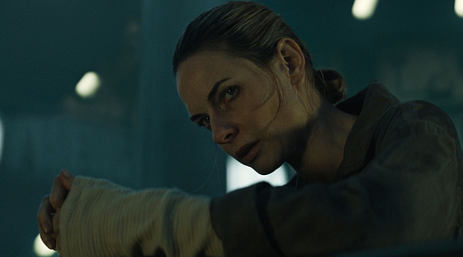 Ребекка Фергюсон что-то подозревает в тизере апокалиптичного сериала «Бункер»