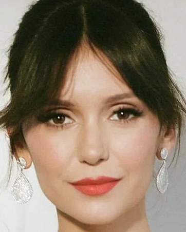 Нина Добрев