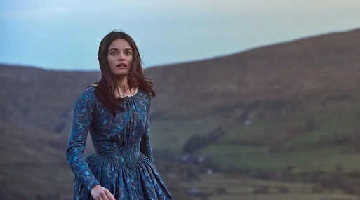 Эмма МакКи перевоплотилась в Эмили Бронте в трейлере нового байопика о писательнице