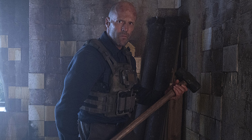 Джейсон Стэйтем ставит на место банду плохих парней в отрывке боевика «Мастер»