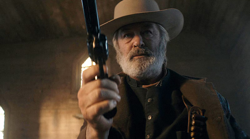 Фильм Rust с Алеком Болдуином перевели как «Случайный выстрел» — на его съёмках погибла оператор Галина Хатчинс