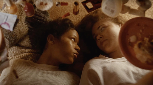 Тейлор Расселл лакомится плотью во фрагменте фильма «Целиком и полностью»