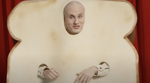 Никита Кукушкин в образе хлебушка рассказывает о благотворительном приложении «Помощь»