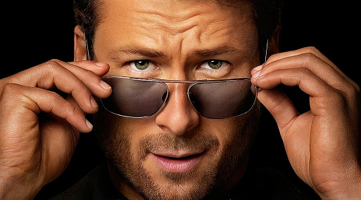 Разнообразный Глен Пауэлл на постерах комедии «Я не киллер»