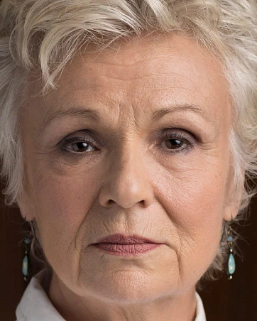 Джули Уолтерс