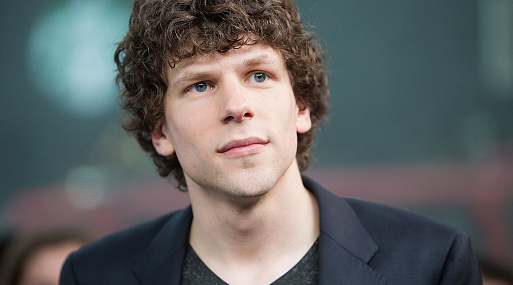 Джесси Айзенберг открывает для себя дейтинговые приложения в тизере сериала «Флейшман в беде»