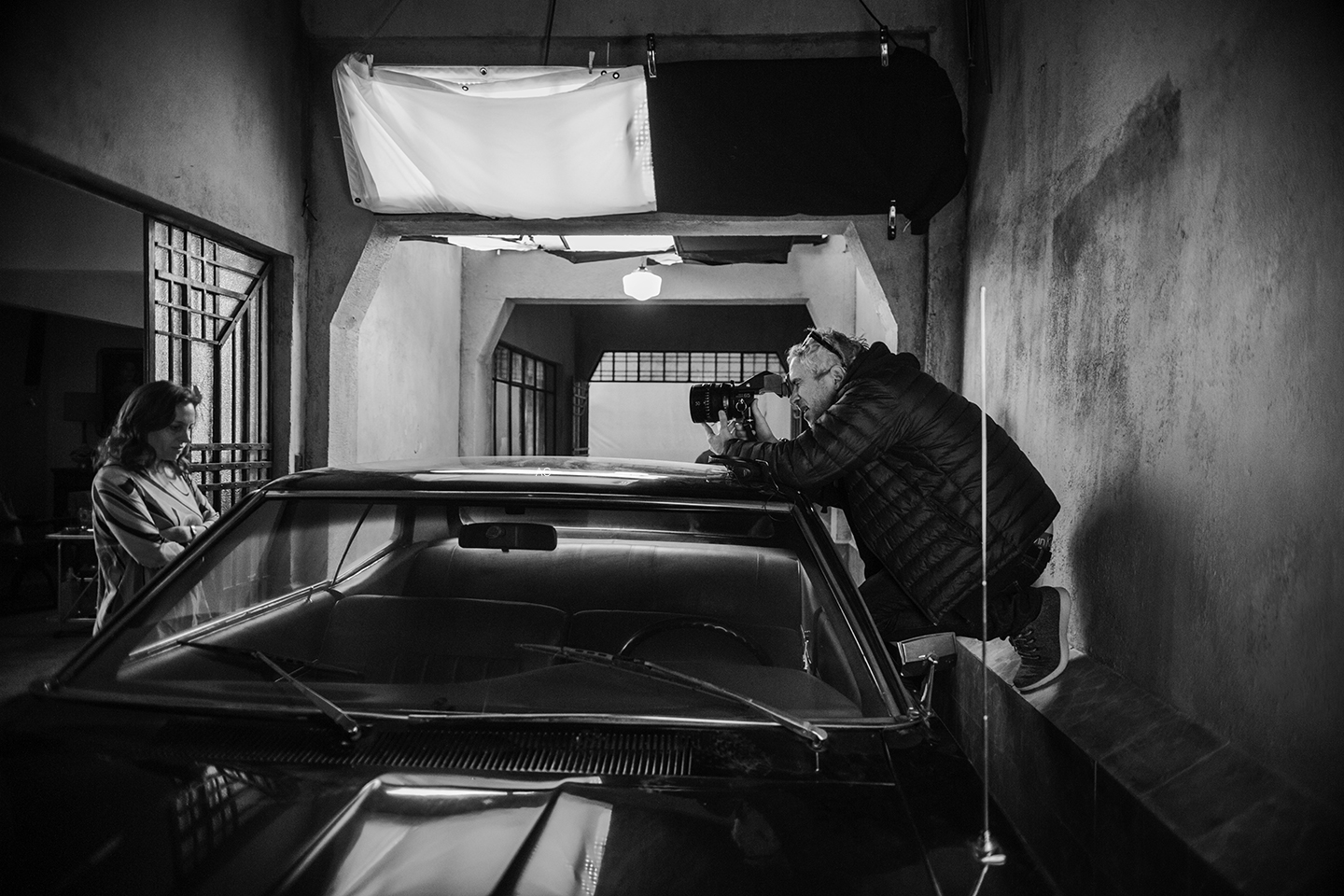 Альфонсо Куарон и Марина Де Тавира на съёмках фильма «Рома»/Carlos Somonte/Netflix